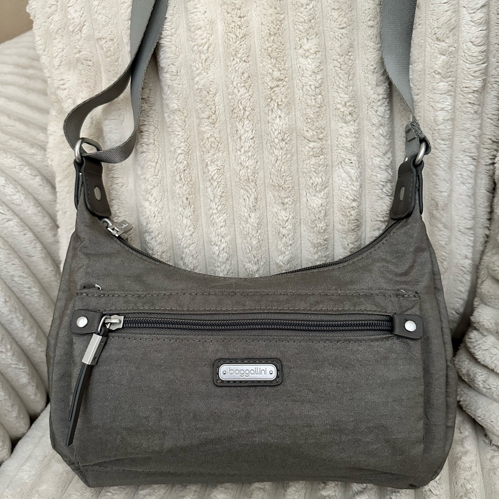 Baggallini RFID Gray Silver Crossbody Bag with Adjustable Strap. New without tag